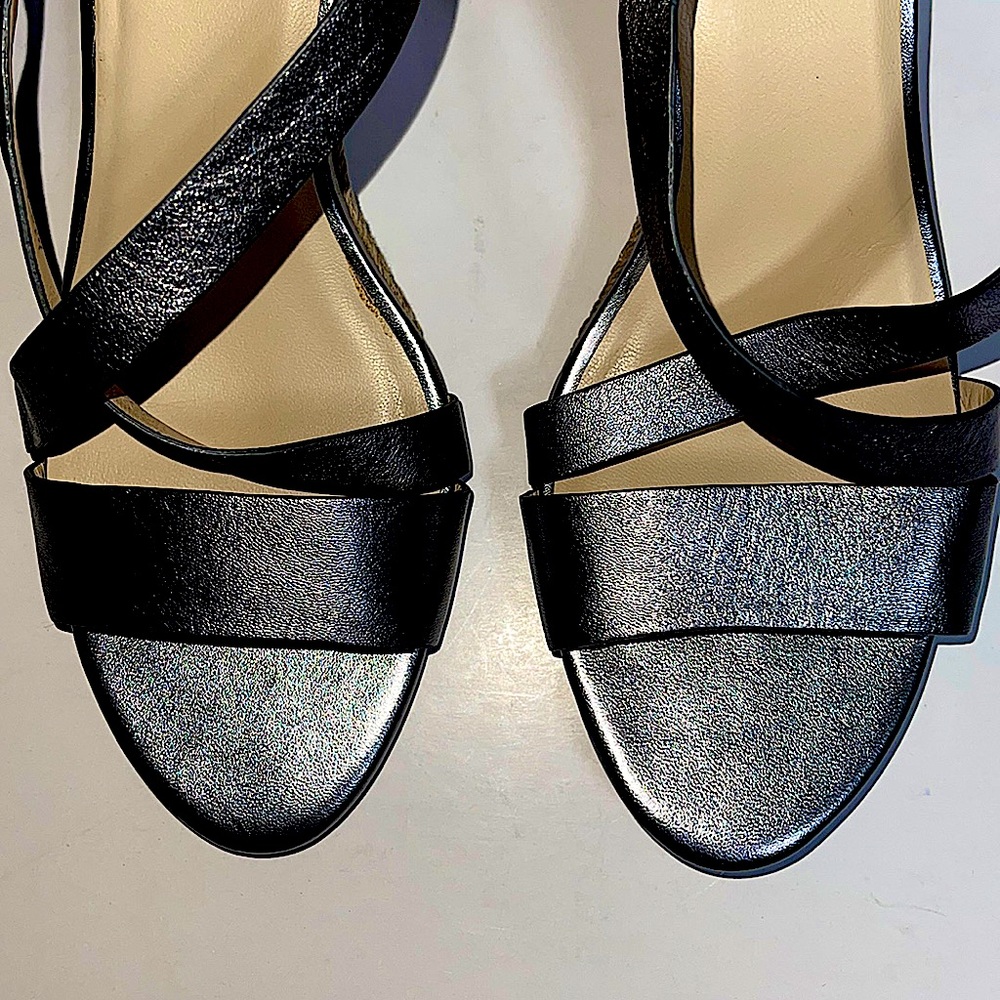 COLE HANN LOW WEDGE SILVER CROSS STRAP SANDAL/ADJUSTABLE BUCKLE/SIZE 8.5AA